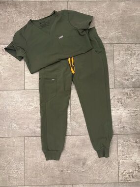Figs Moss Zamora Jogger XSP and Caterina Top Size XS EUC
